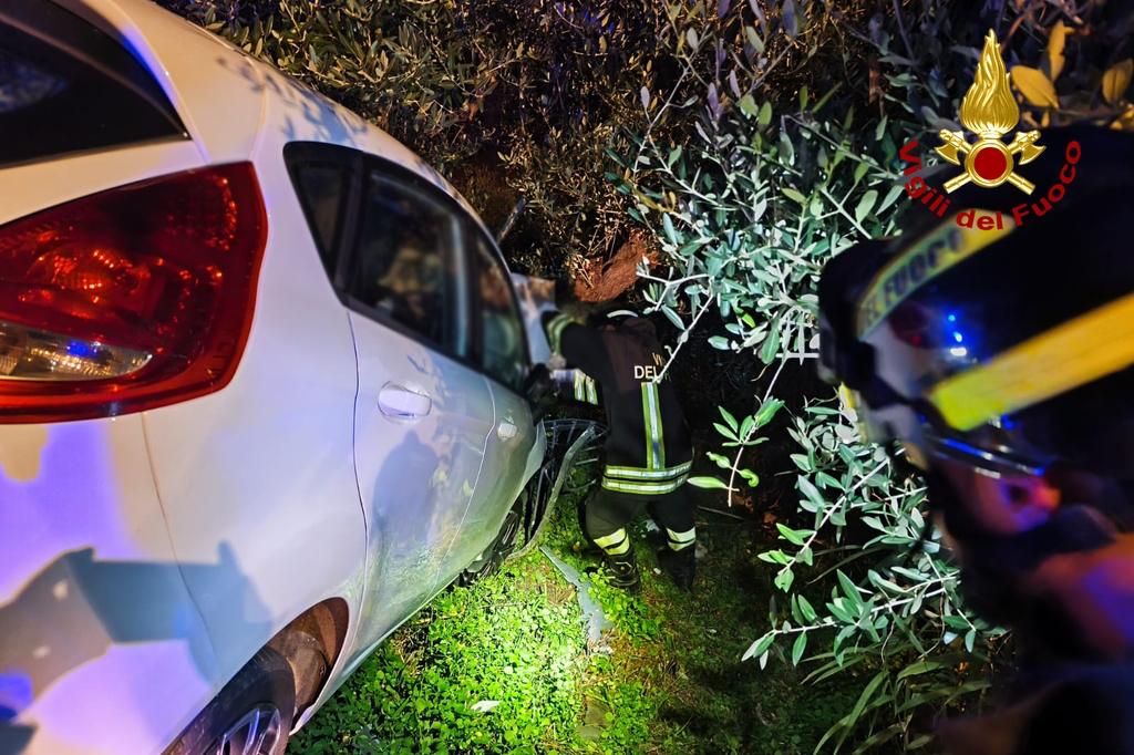 Recanati – Auto finisce in una scarpata, conducente salvata dai vigili del fuoco